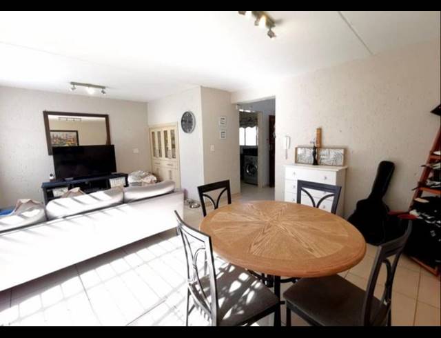 3 BEDROOM TOWNHOUSE FOR SALE IN GLENVISTA